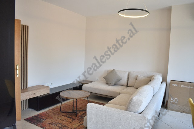 Apartament 2+1 me qira ne rrugen Mujo Ulqinaku shume prane Kishes Katolike ne Tirane.
Eshte e pozic